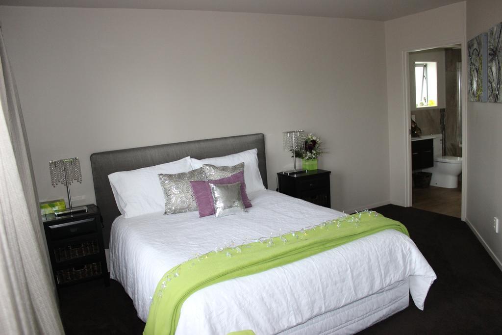 Stunning Views Bed, Breakfast & Health Retreat Bed & Breakfast Whangamata Room photo